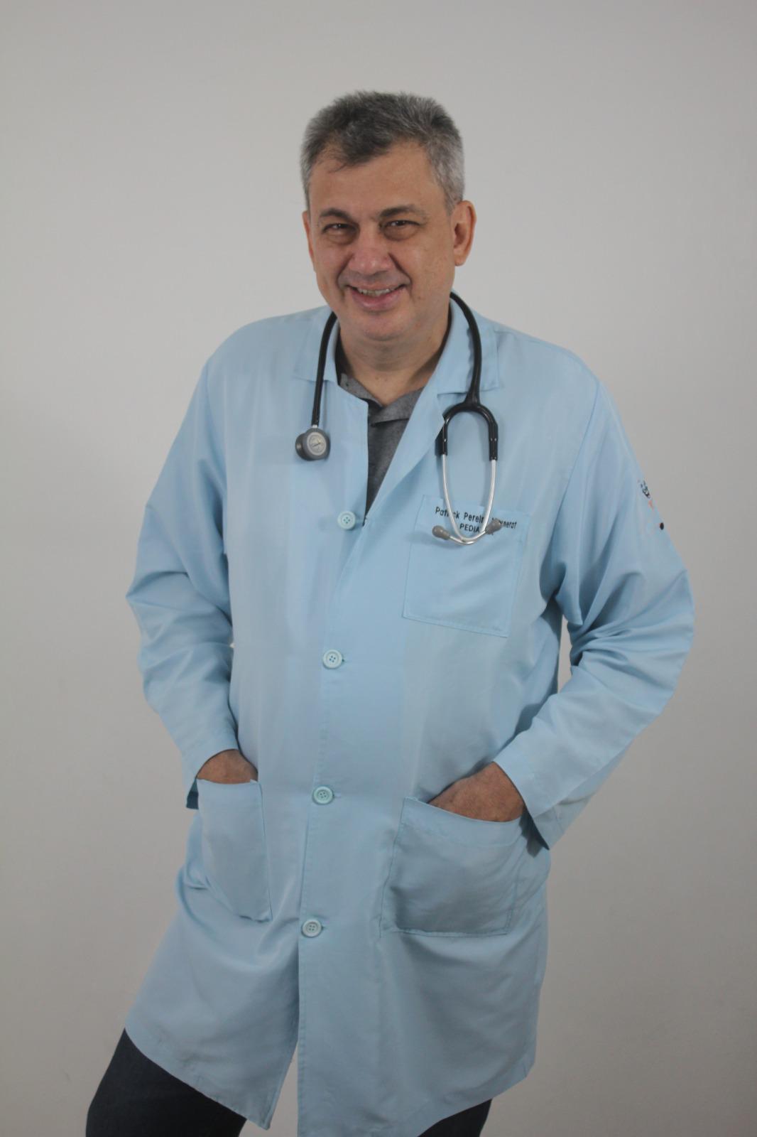 Dr. Patrick sorrindo com estetoscópio